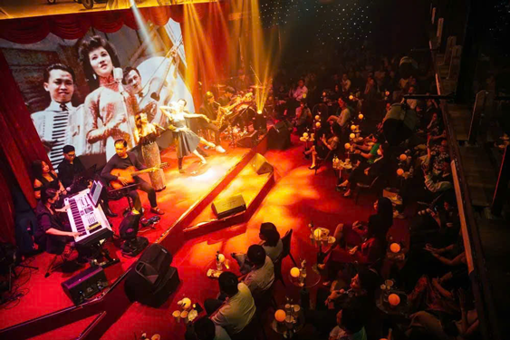 کنسرتها پر شور و هیجان هستند، چایخانهها رونق گرفتهاند - عکس ۱. Concert bùng nổ, phòng trà thăng hoa - Ảnh 1.