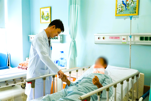 Un jeune homme devient soudainement tétraplégique à la suite d'un caillot de sang - Photo 1. Nam thanh niên đột ngột liệt tứ chi do máu tụ- Ảnh 1.