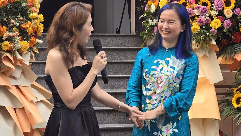 Die Künstlerin Tran Phuong Ly (links) und die Künstlerin Trang Thanh Hien bei der Eröffnung der Ausstellung.
