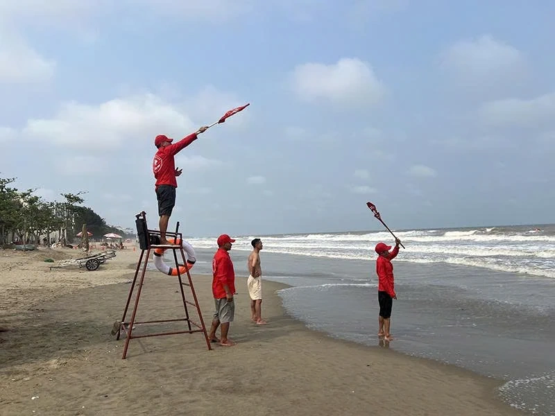 海水浴中の安全確保。