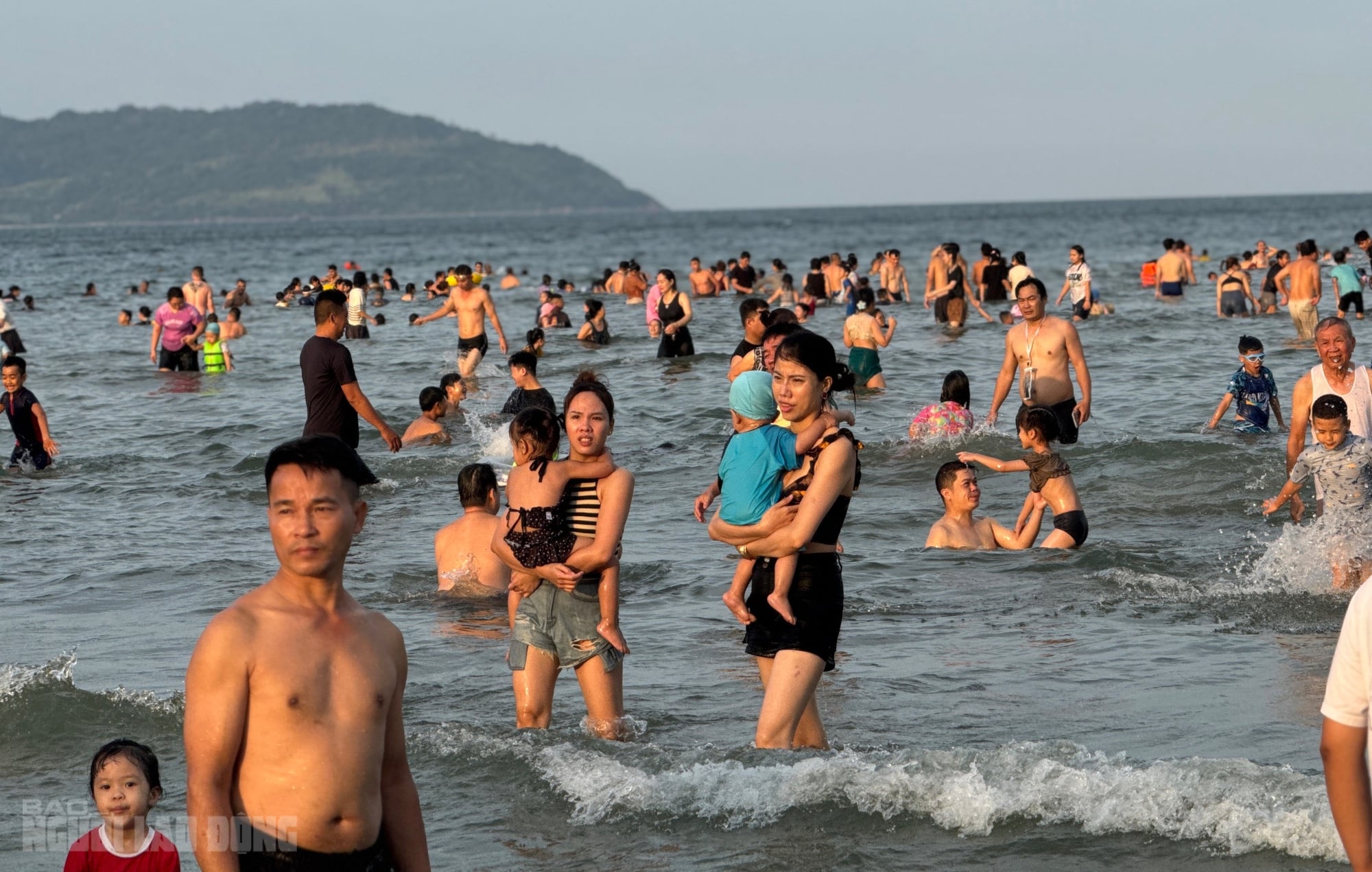 ชายหาดดานังเต็มไปด้วยผู้คนในวันหยุด 30 เมษายน 2569 - ภาพที่ 12 Bãi biển Đà Nẵng đông kín người trong ngày nghỉ lễ 30 - 4 2026 - Ảnh 12.