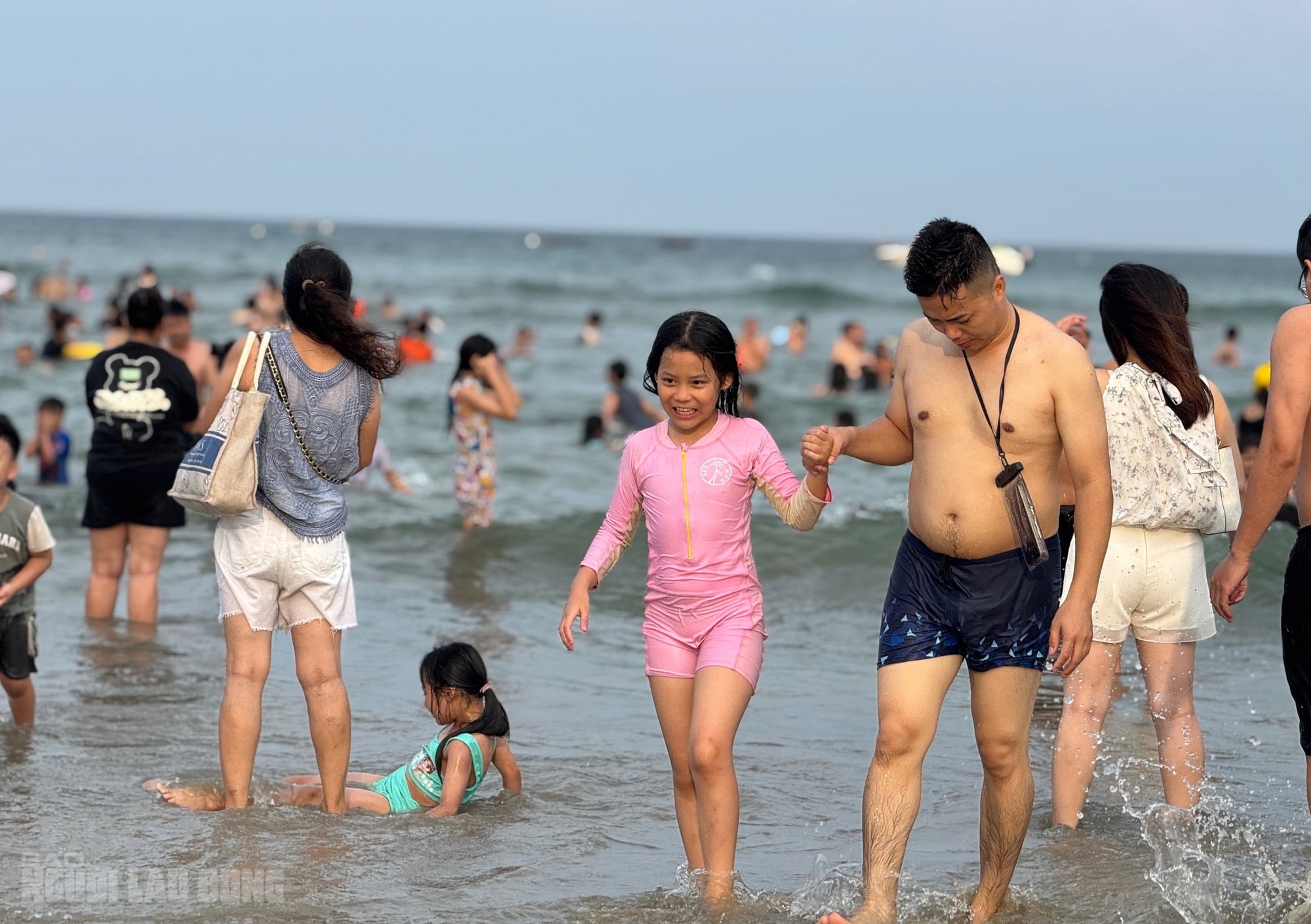 ชายหาดดานังเต็มไปด้วยผู้คนในวันหยุด 30 เมษายน 2569 - ภาพที่ 14 Bãi biển Đà Nẵng đông kín người trong ngày nghỉ lễ 30 - 4 2026 - Ảnh 14.