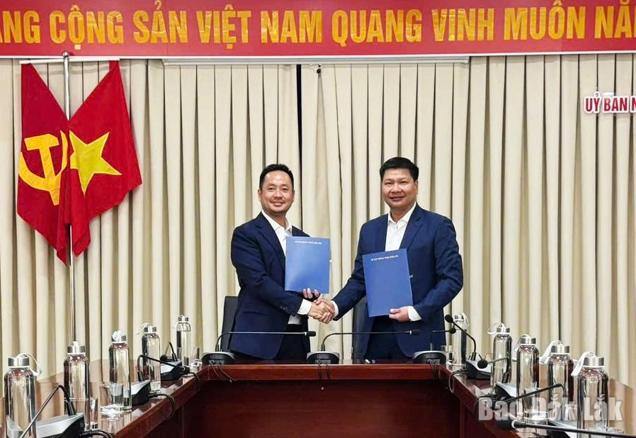 Des représentants du Département de la construction, en coordination avec la coentreprise Viet Phu An, ont tenu une cérémonie de signature de contrat pour la mise en œuvre du projet d'investissement foncier pour la nouvelle zone résidentielle rurale de la commune de Hoa Thang, ville de Buon Ma Thuot (projet de nouvelle zone résidentielle rurale de Hoa Thang).