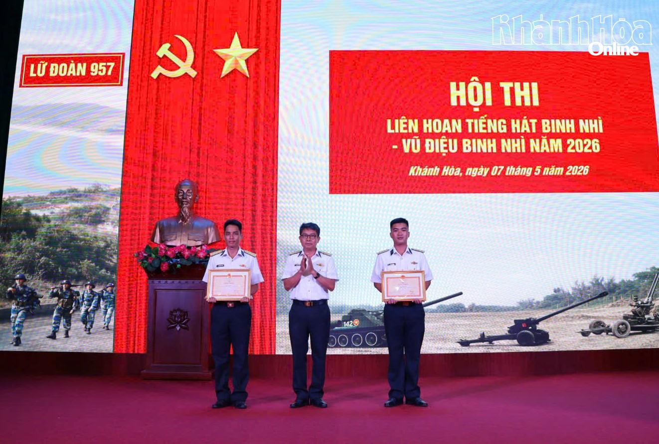 Le lieutenant-colonel Nguyen Thanh Trung, chef des affaires politiques de la brigade 957, a remis des prix aux équipes.