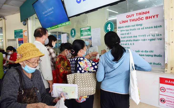 Des patients attendent à l'hôpital de recevoir leurs médicaments pris en charge par leur assurance. (Photo d'illustration : DUYEN PHAN)