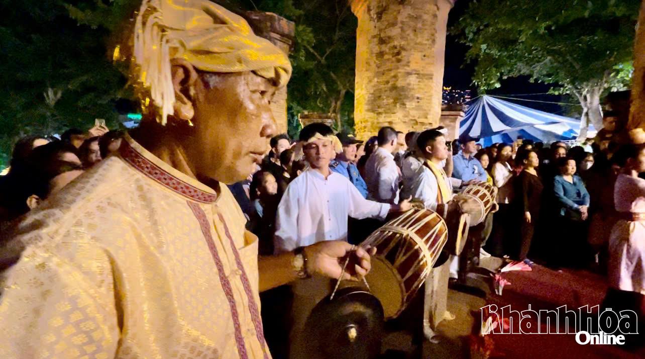 Die Besetzung der Musiker bei der Cham-Tanzaufführung.