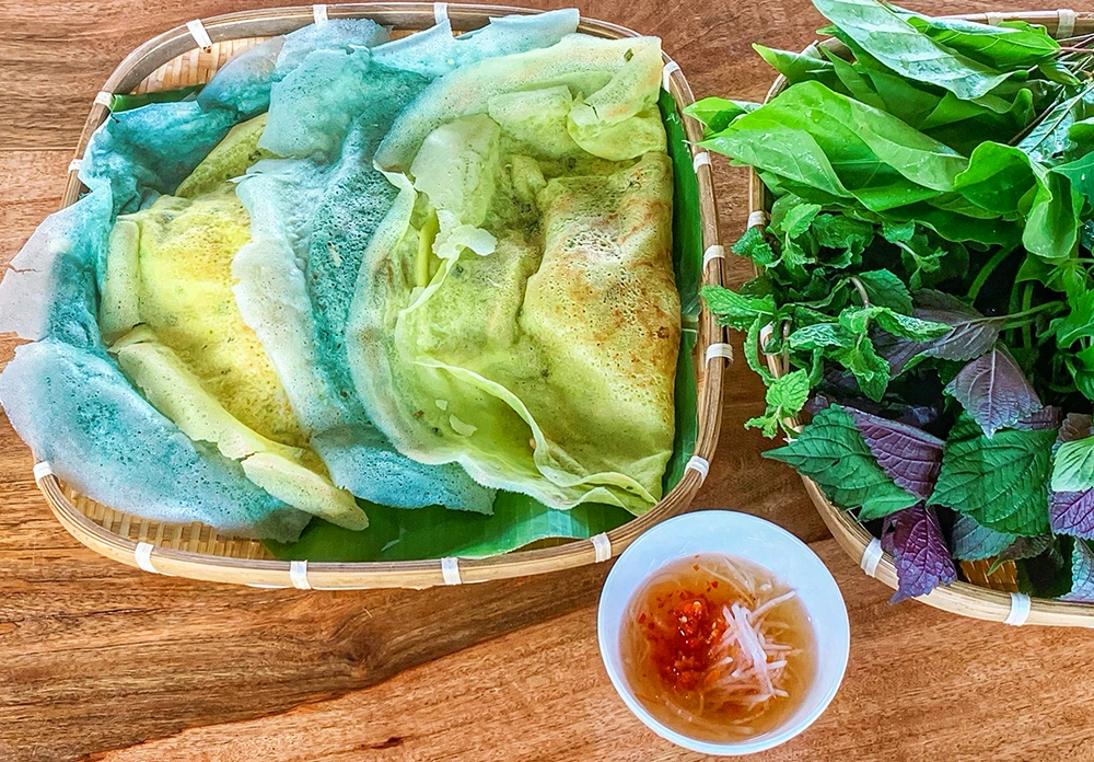 Clătită sărată tradițională vietnameză (Banh Xeo) din Delta Mekongului.