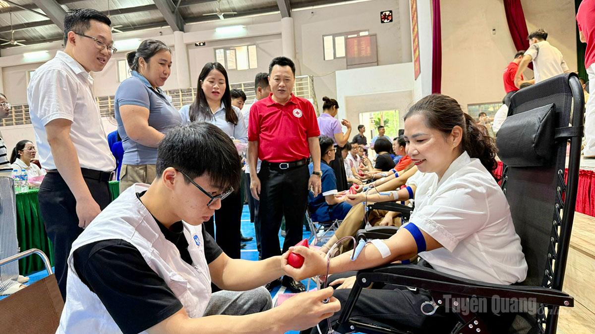 Para pemimpin Persatuan Palang Merah Wilayah telah melawat dan bertanya tentang kesejahteraan pegawai, kakitangan dan pelajar yang menyertai Hari Derma Darah.