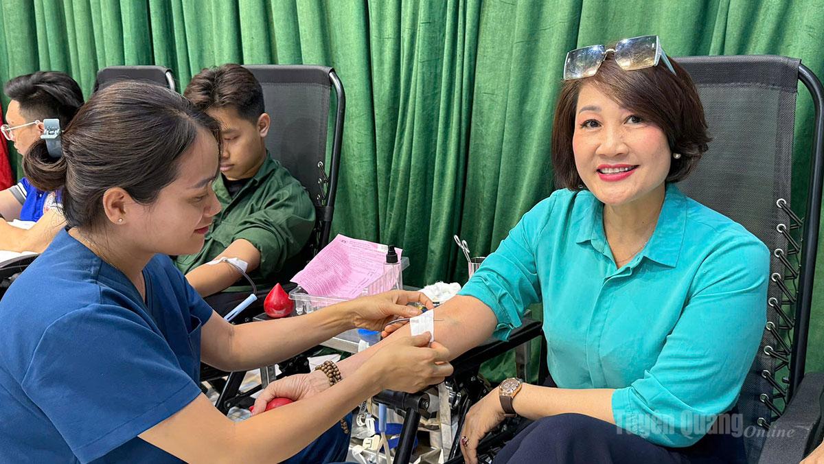 Cik Tran Lien Huong, ahli Kesatuan Sekerja Kesatuan Koperasi Wilayah Tuyen Quang, yang telah menderma darah lebih daripada 35 kali, telah menyertai Hari Derma Darah.
