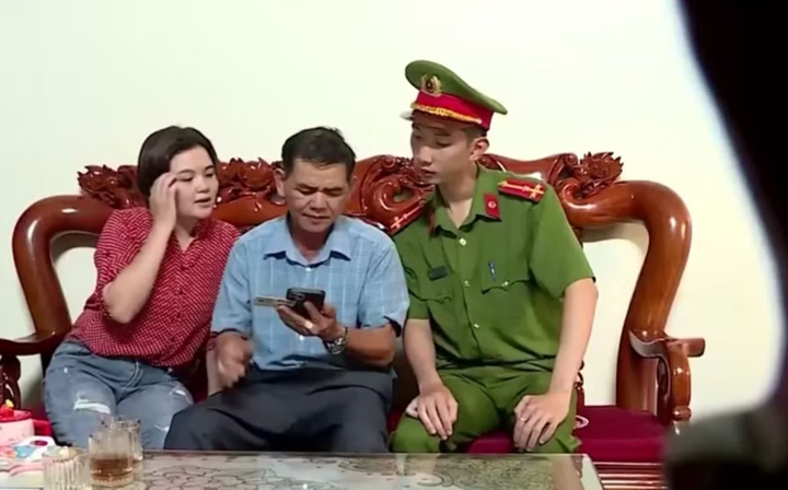 Des lampes à pétrole aux « vaccins numériques » pour les populations des régions frontalières - Photo 2. Từ ánh đèn dầu đến “vắc-xin số” cho người dân vùng biên- Ảnh 2.