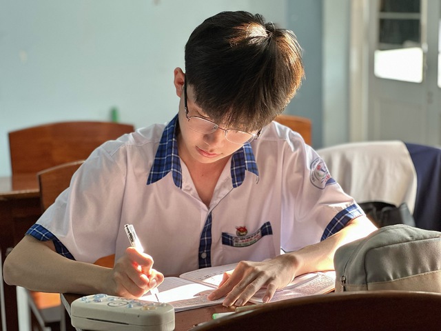 นักเรียนจากเมืองกาเมามีความสนใจในประวัติศาสตร์อย่างมาก - ภาพที่ 1 Cậu học trò vùng Đất Mũi đam mê môn lịch sử- Ảnh 1.