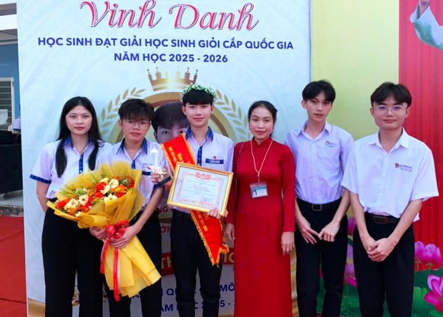 นักเรียนจากเมืองกาเมามีความสนใจในประวัติศาสตร์อย่างมาก - ภาพที่ 3 Cậu học trò vùng Đất Mũi đam mê môn lịch sử- Ảnh 3.