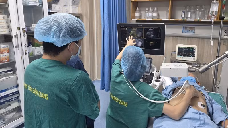 L'intervention est réalisée sur les patients à l'aide de la technologie d'échographie stéréotaxique en temps réel à l'Institut de radiologie diagnostique et interventionnelle.