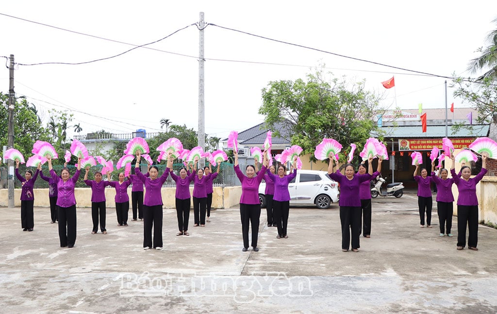 Người cao tuổi thôn Hòa Bình tích cực tập luyện văn nghệ.