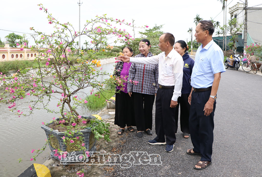 Hội NCT xã Bình Định tham gia giữ gìn các tuyến đường xanh, sạch, đẹp.
