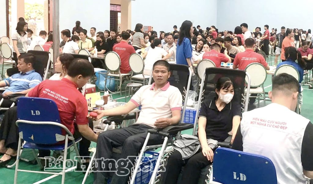 เจ้าหน้าที่และประชาชนจำนวนมากเข้าร่วมใน 