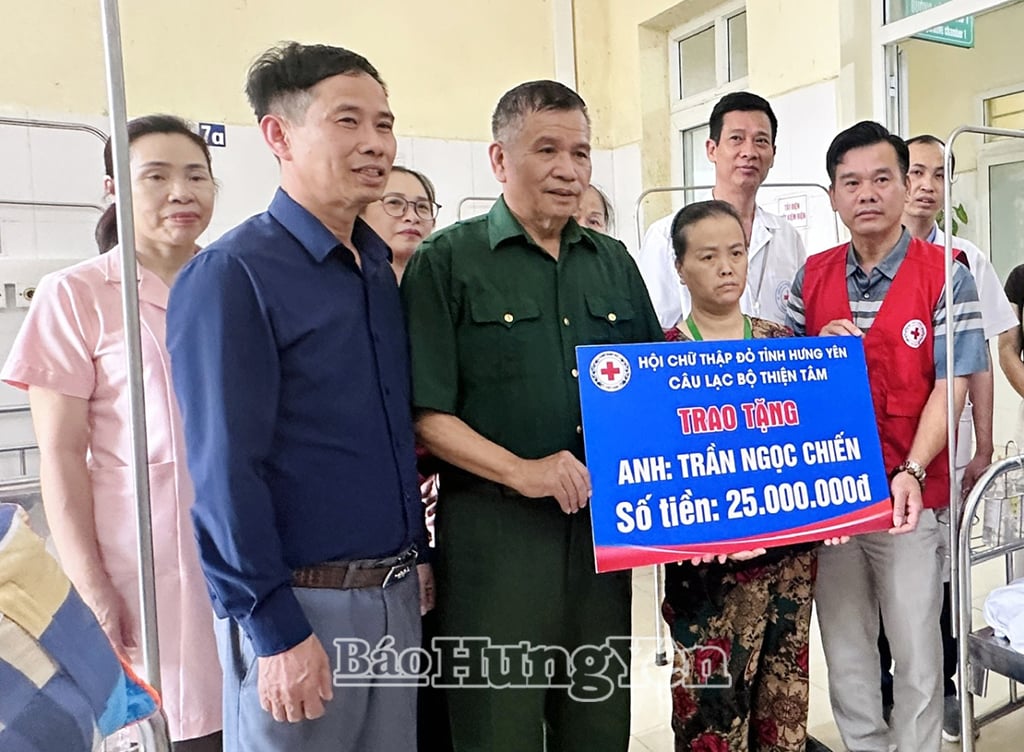 ตัวแทนจากสภากาชาดจังหวัดและชมรมเทียนตัมได้มอบเงินช่วยเหลือแก่ครอบครัวของนายเจิ่น ง็อก เชียน