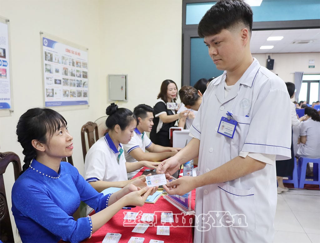 គ្រូពេទ្យ និងបុគ្គលិកពេទ្យនៅមន្ទីរពេទ្យទូទៅថាយប៊ិញទទួលបានកាតចុះឈ្មោះសម្រាប់ការបរិច្ចាគសរីរាង្គ និងជាលិកា។
