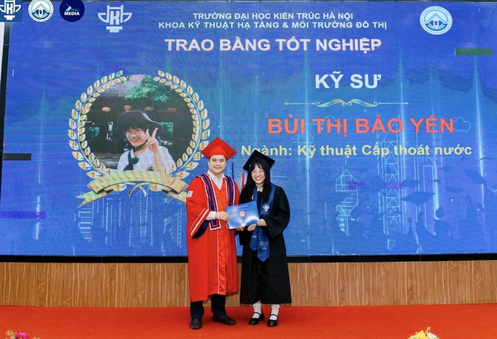 Bao Yen získala titul v oboru inženýrství na promoci na Hanojské univerzitě architektury 23. dubna.