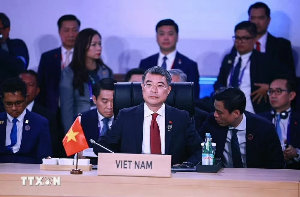 Ouvrir la voie, façonner le changement. Đi trước dẫn dắt, định hình đổi thay