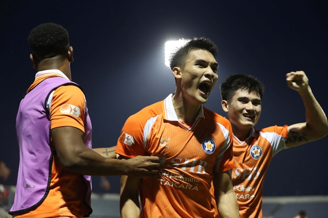 Da Nang FC zazářil po vítězství nad Becamex Ho Chi Minh City FC: Už se nehrnou na dně - Foto 2. CLB Đà Nẵng thăng hoa đánh bại Becamex TP.HCM: Không còn chìm dưới đáy- Ảnh 2.