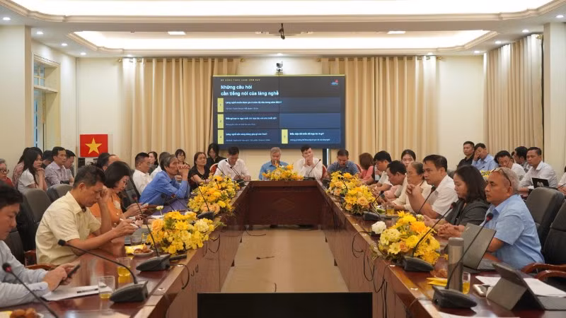 Các nhà sáng tạo đã đối thoại trực tiếp với nghệ nhân làng nghề để tìm giải pháp hợp tác. 