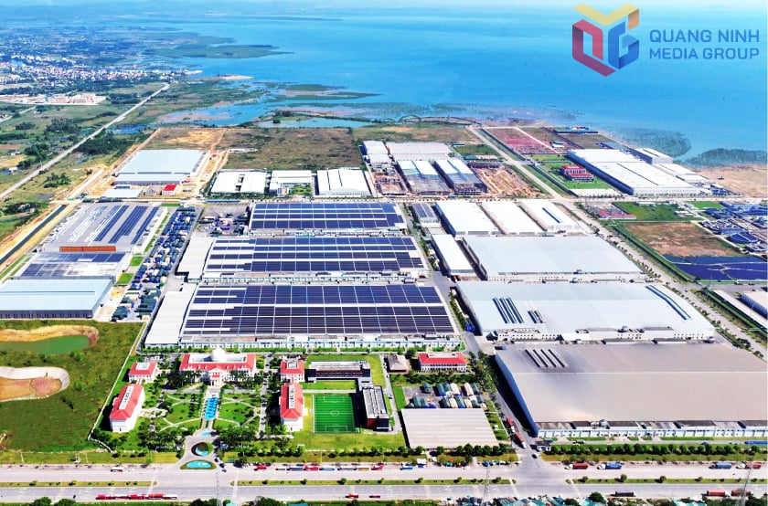 Les entreprises du parc industriel de Hai Ha investissent dans des systèmes d'énergie solaire installés sur les toits.