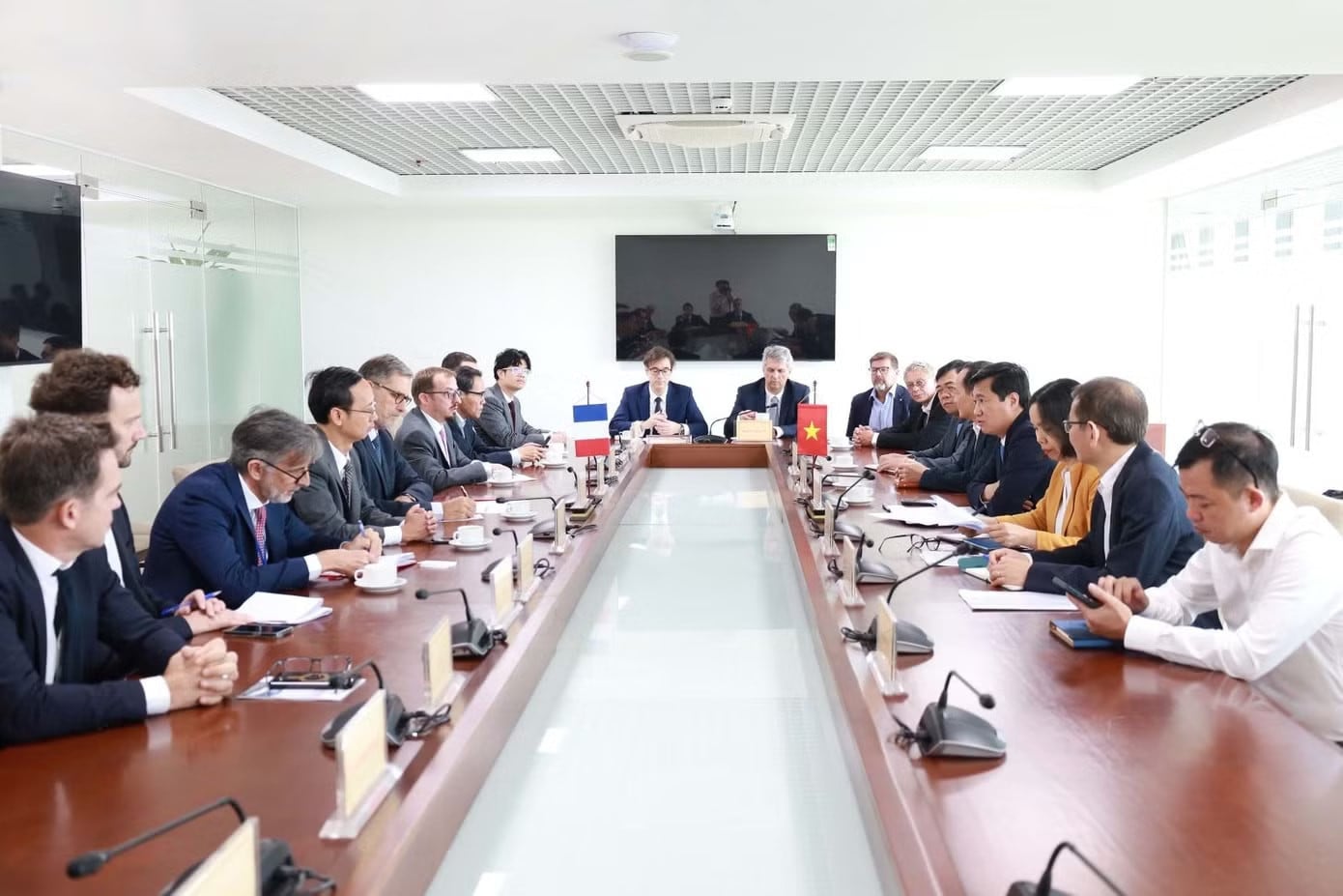 Phái đoàn Pháp làm việc với Bộ Xây dựng về dự án đường sắt tốc độ cao Bắc - Nam.
