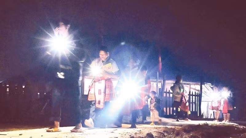 Um 19:20 Uhr erzeugen die Rufe der Kinder auf ihrem Schulweg, das Knirschen ihrer Schritte auf dem Pflaster und die Lichtkegel von Taschenlampen in der Nacht auf der Betonstraße im Dorf Lang Sang einen einzigartigen Lebensrhythmus in dieser Hochlandregion.