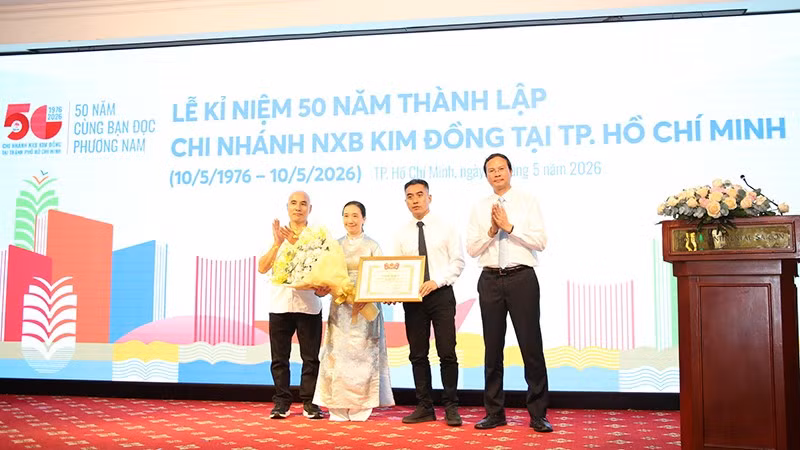 Tập thể chi nhánh Nhà xuất bản Kim Đồng tại Thành phố Hồ Chí Minh nhận Bằng khen của Trung ương Đoàn. (Ảnh: Nhà xuất bản Kim Đồng)