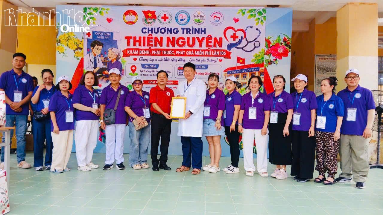 Los dirigentes de la Cruz Roja Provincial entregaron una placa de reconocimiento al Grupo de Examen Médico Humanitario Little Heart.