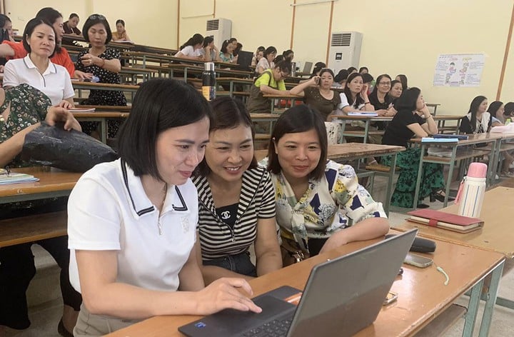 Von Öllampen-Klassenzimmern zu KI-Klassenzimmern - Bild 1. Từ lớp học đèn dầu đến lớp học AI- Ảnh 1.