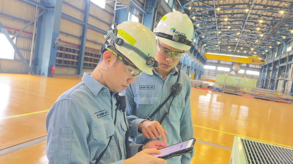 Les employés de la centrale thermique BOT Mong Duong 2 vérifient en ligne les paramètres environnementaux pendant le processus de production de la centrale.