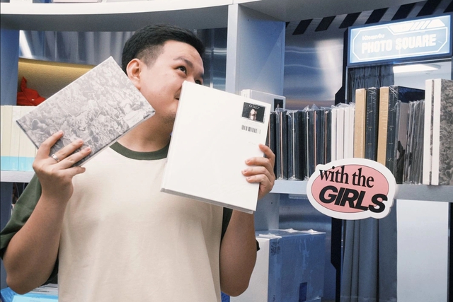 Generasi Z 'berburu' CD musik klasik - Foto 1. Thế hệ Gen Z 'đi săn' đĩa CD nhạc cổ điển- Ảnh 1.