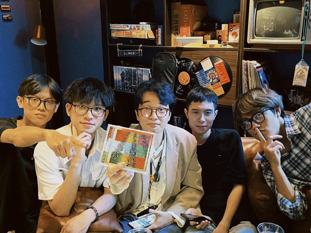 Generasi Z 'berburu' CD musik klasik - Foto 2. Thế hệ Gen Z 'đi săn' đĩa CD nhạc cổ điển- Ảnh 2.