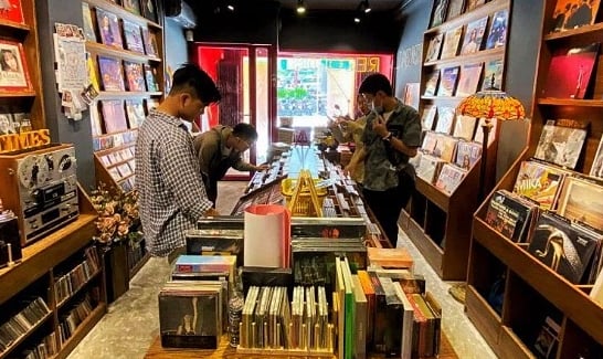 Generasi Z 'berburu' CD musik klasik - Foto 4. Thế hệ Gen Z 'đi săn' đĩa CD nhạc cổ điển- Ảnh 4.