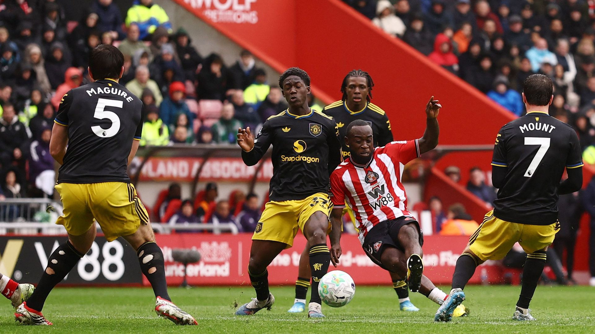 resources_premierleague_pulselive_com 2026 05 09T153244Z_1919733942_UP1EM59176IC5_RTRMADP_3_SOCCER ENGLAND SUN MUN.jpg