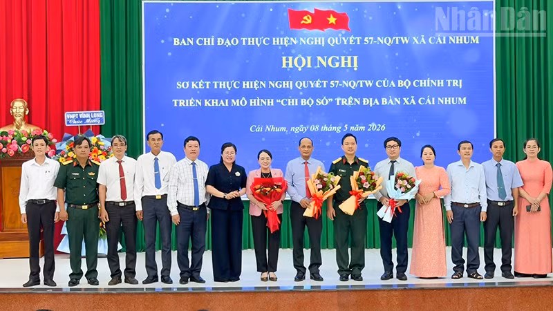 ผู้บริหารฝ่ายประชาสัมพันธ์และการระดมมวลชนของคณะกรรมการพรรคประจำจังหวัดวิญลอง ชื่นชมการจัดตั้งสาขาพรรคในอำเภอไฉ่หมุนเป็นอย่างยิ่ง