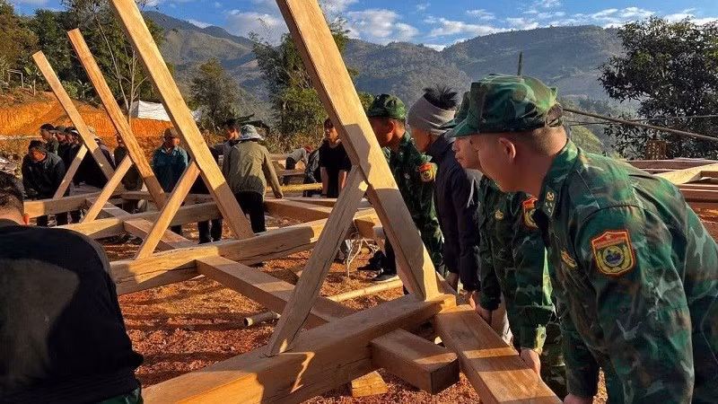 Chiến sĩ Đồn biên phòng Na Cô Sa (tỉnh Điện Biên) giúp nhân dân xã Nà Bủng sửa chữa nhà ở sau thiên tai.