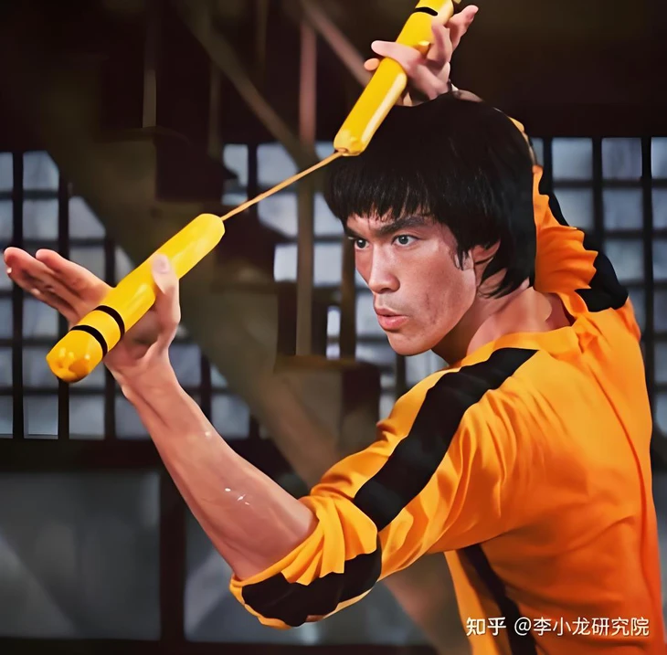 ブルース・リーはなぜ伝統的な中国武器ではなくヌンチャクを使ったのか？