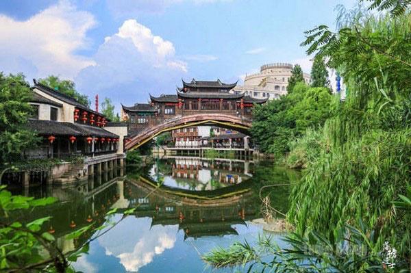 Tập đoàn Tống Thành kể các câu chuyện tình bằng sân khấu hoành tráng, công nghệ hiện đại, kết hợp sân khấu trong công viên văn hóa, mua sắm tổng hợp.