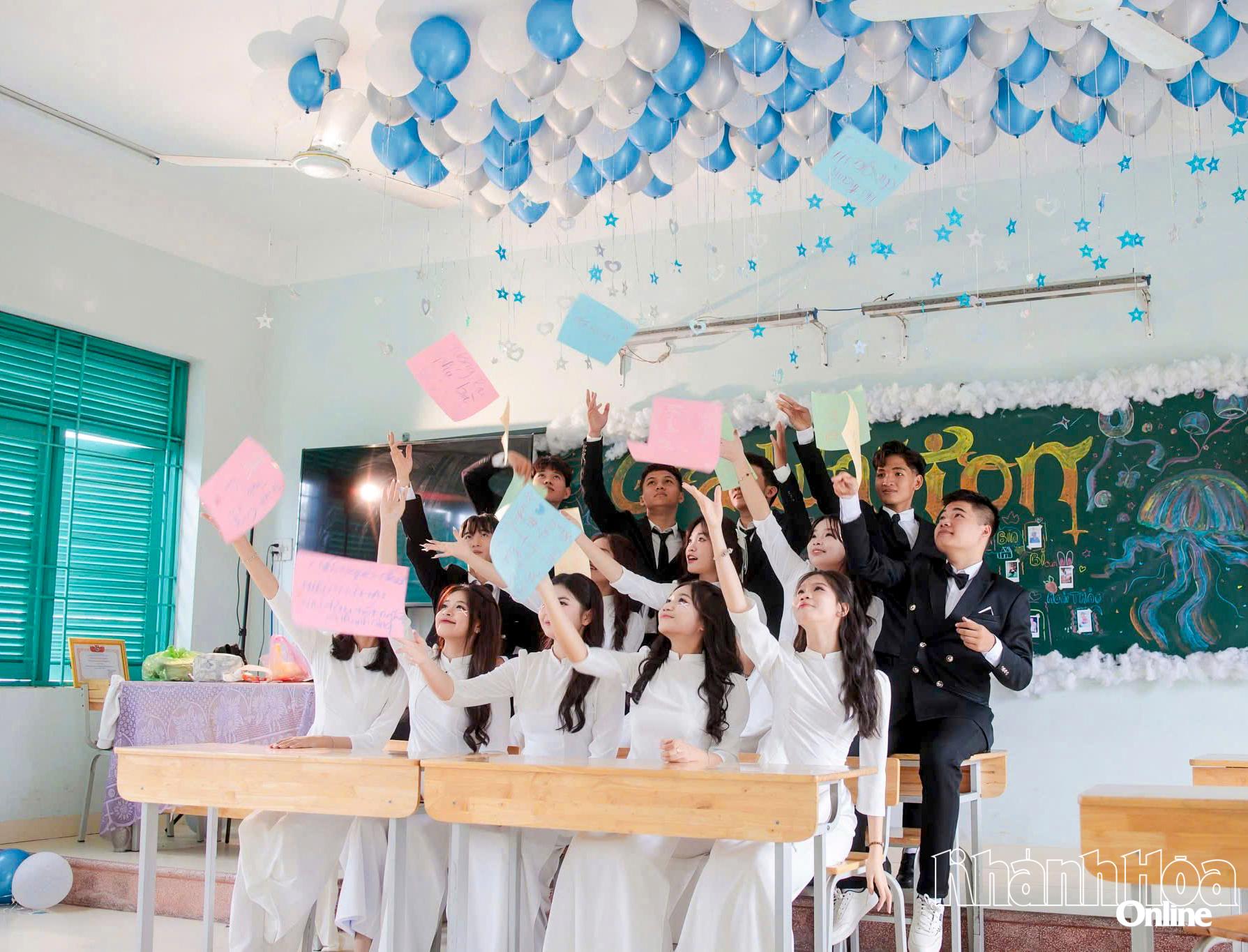 Une salle de classe du lycée Nguyen Chi Thanh  est magnifiquement décorée pour les photos de remise de diplômes.