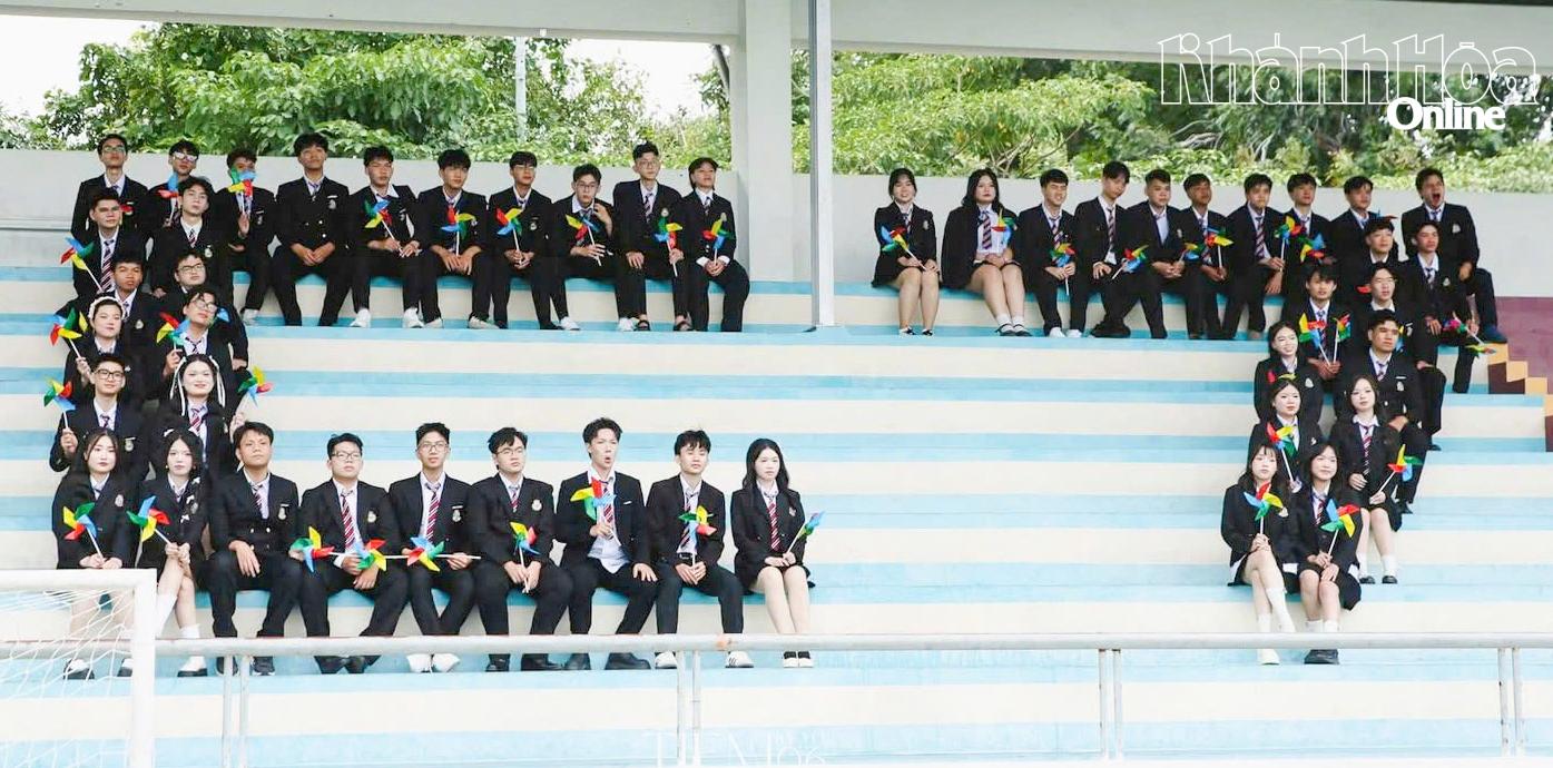 Des élèves du lycée Nguyen Van Troi (quartier de Nha Trang)  ont formé une photo de leur classe, la 12C7.