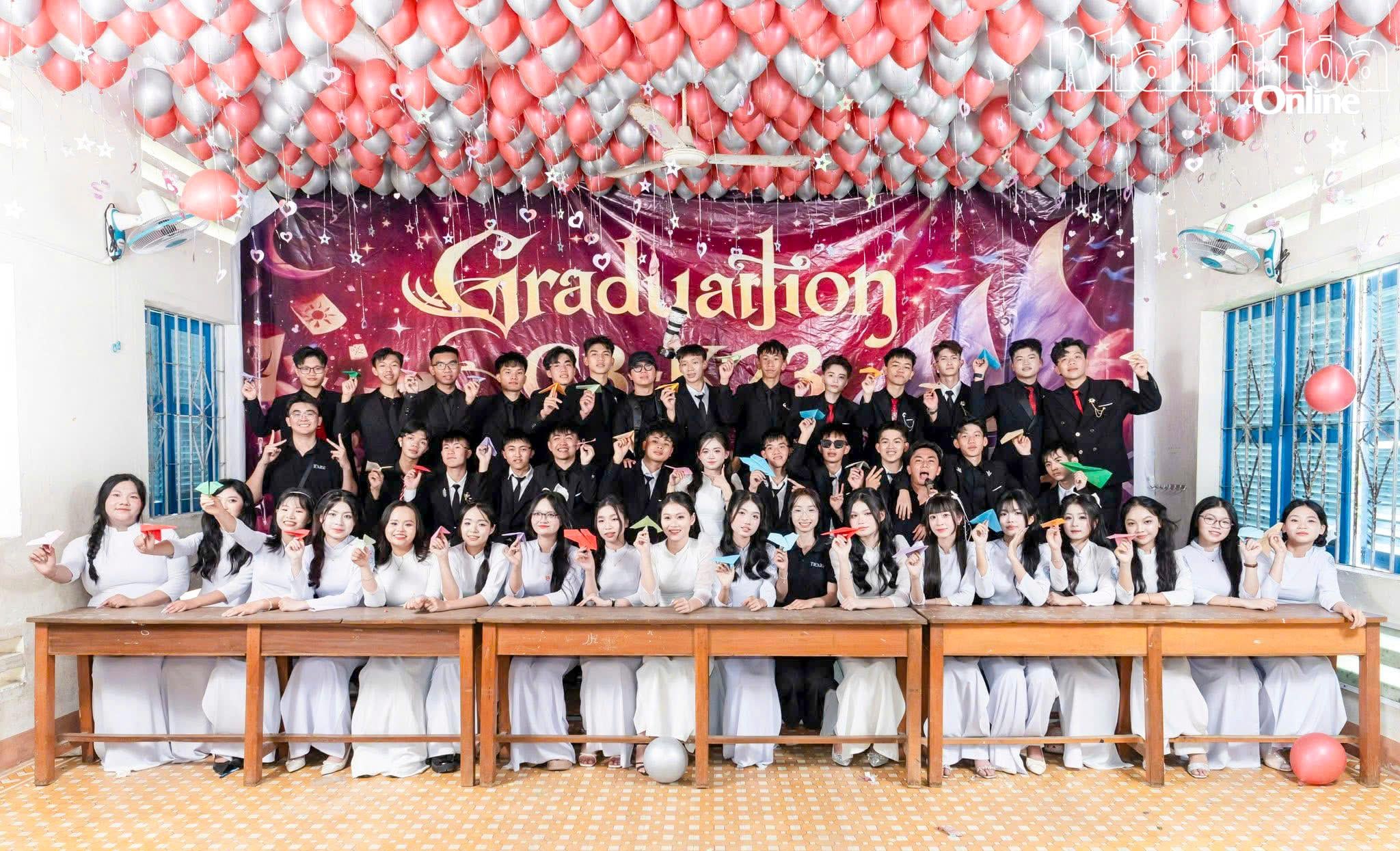 Les élèves de terminale du lycée Ngo Gia Tu (quartier de Bac Cam Ranh) prennent des photos pour l'annuaire.