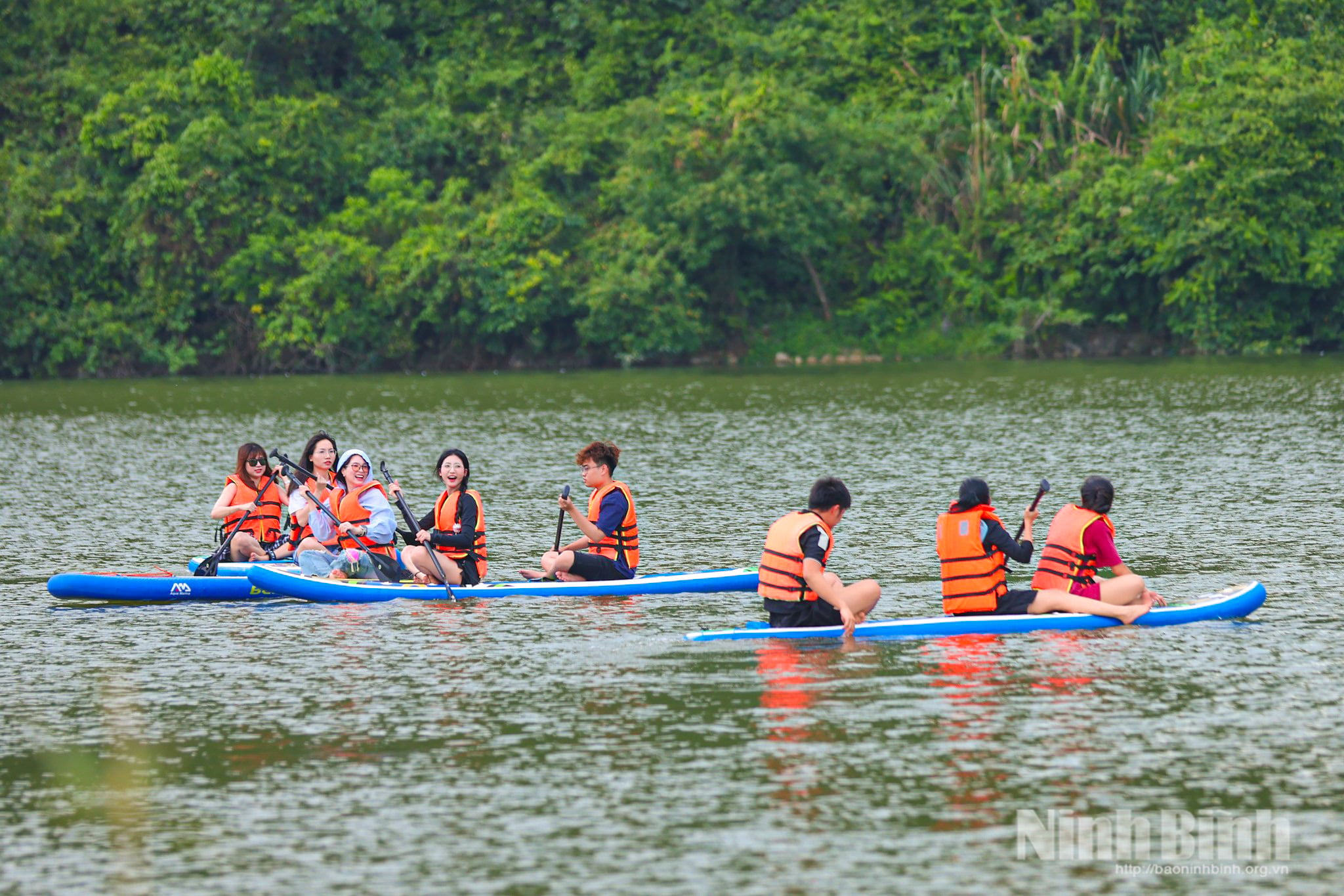 Du khách trải nghiệm chèo kayak giữa không gian xanh tại Tam Chúc.