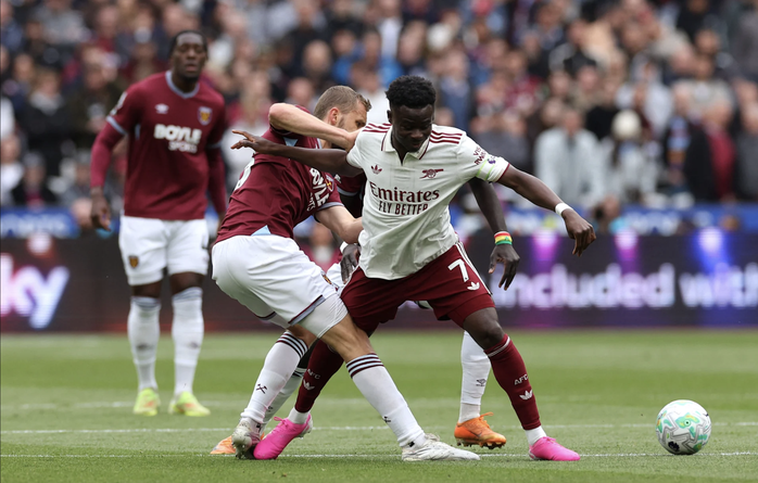 Arsenal thắng nghẹt thở West Ham, áp sát ngôi vô địch Premier League - Ảnh 2.