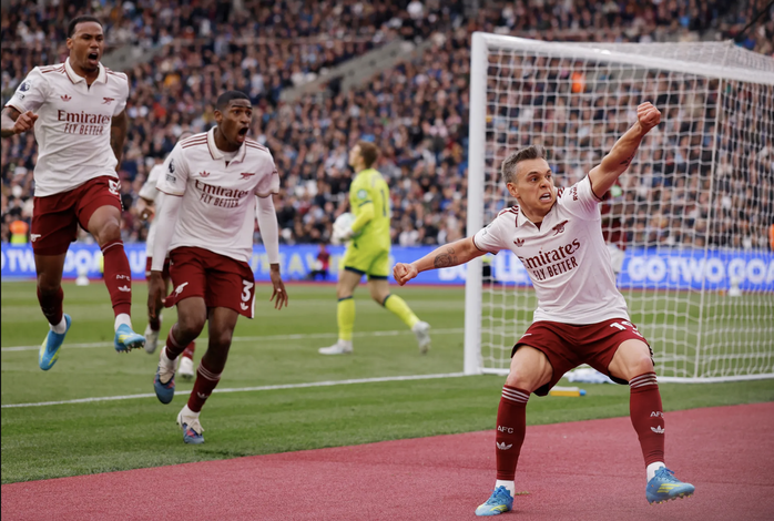Arsenal thắng nghẹt thở West Ham, áp sát ngôi vô địch Premier League - Ảnh 4.