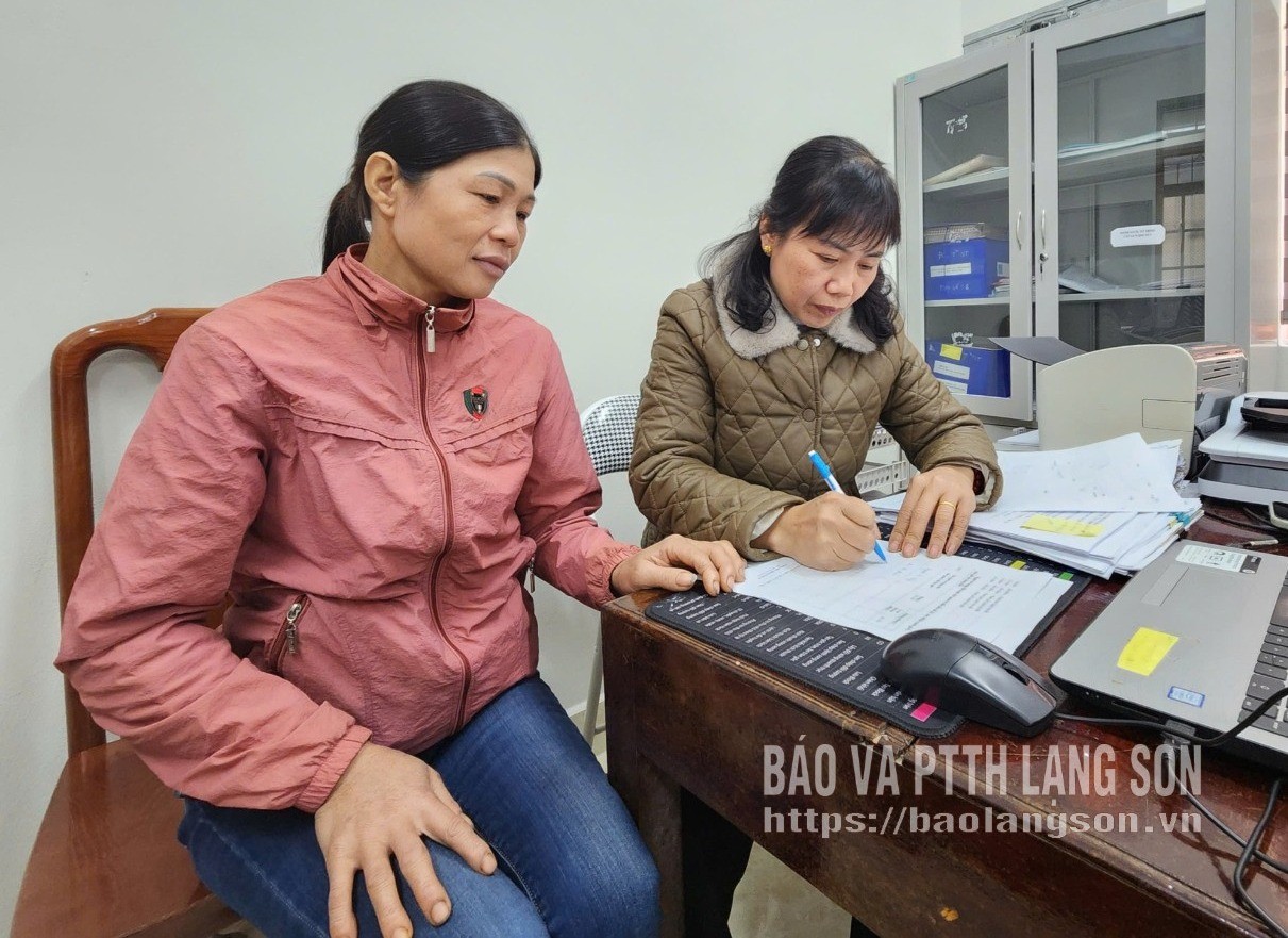 Cán bộ Phòng Kinh tế xã Thái Bình (bên phải) hướng dẫn người dân lập hồ sơ cấp giấy chứng nhận quyền sử dụng đất theo quy định