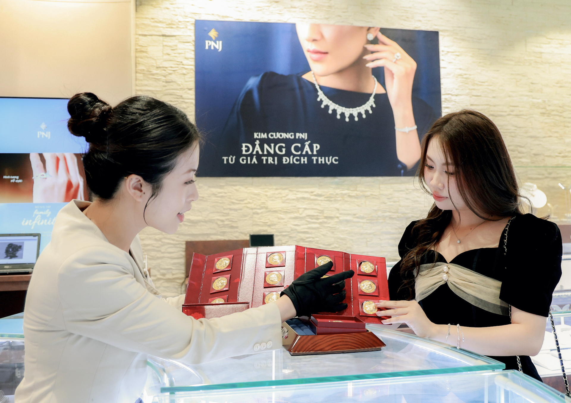 Kunden, die bei der Phu Nhuan Jewelry Joint Stock Company (PNJ) mit Gold handeln.
