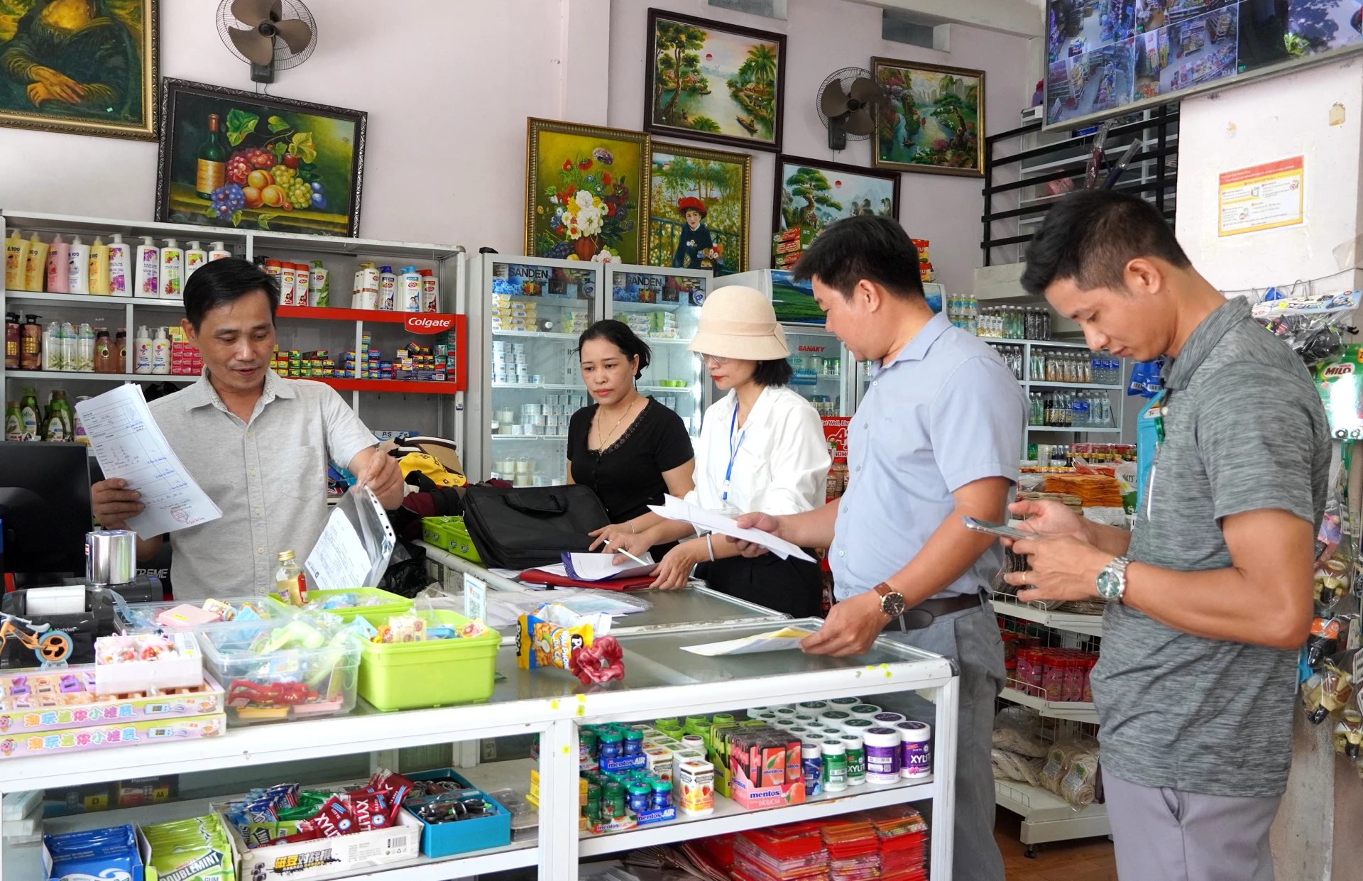 Đoàn kiểm tra liên ngành phường Đồng Hới kiểm tra thủ tục hồ sơ của các cơ sở kinh doanh trên địa bàn - Ảnh: H.Tr
